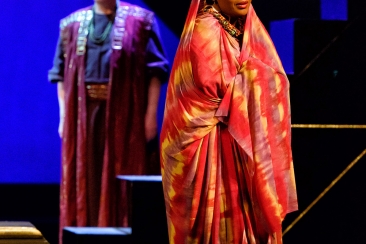 Aida na pierwszym planie, za nią stoi Amonastro