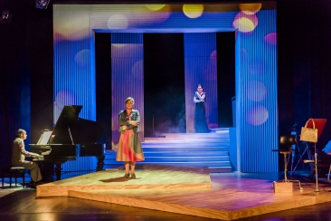 scena ogólna, z boku sceny stoi Sophie de Palma, na środku w tle widać postać Marii Callas w wieczorowej sukni, przy fortepianie Manny Weinstock 