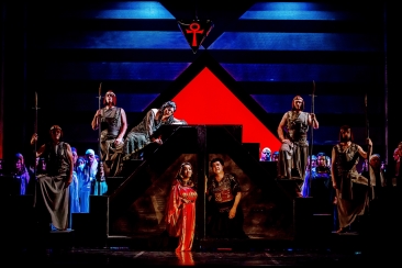 Aida i Radames zamurowani w piramidzie