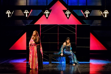 Aida stoi po lewej stronie na ławie siedzi Amneris